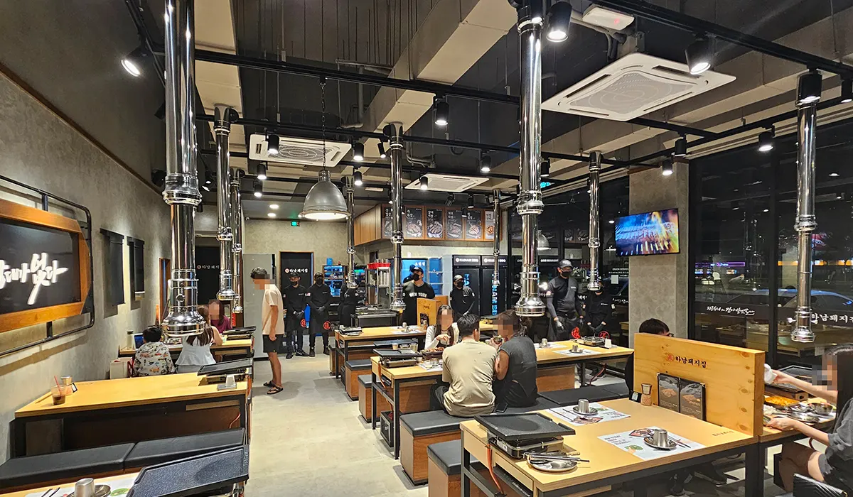 Hanam BBQ Rimbayu 2 - Comfortable space that everyone – friends, couples, or families – will enjoy.